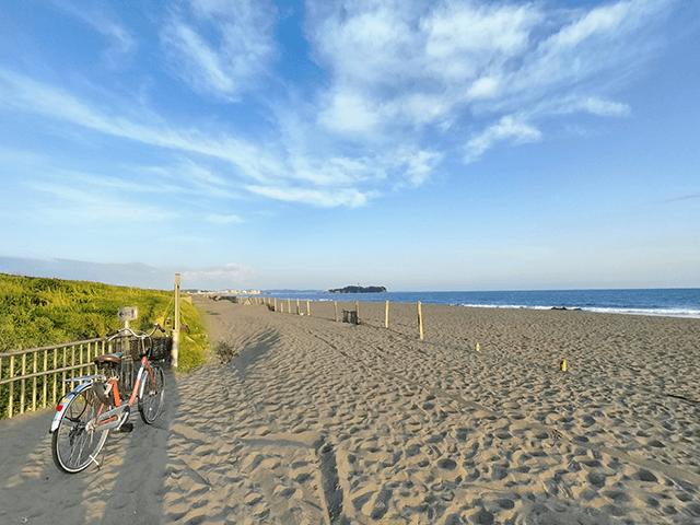 辻堂海岸から江の島を望む